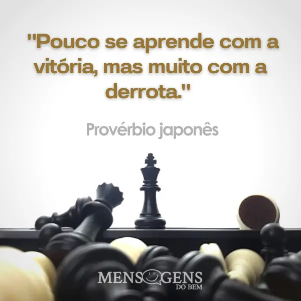 Peças de xadrez caídas e mensagem: Pouco se aprende com a vitória, mas muito com a derrota. - Provérbio japonês
