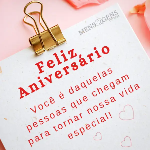 Prancheta com folha de papel e mensagem: Feliz aniversário! Você é daquelas pessoas que chegam para tornar nossa vida especial!